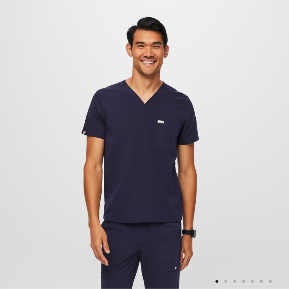 Men’s Figs Chisec Three-Pocket Scrub Top in Navy | Size L